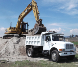 Excavación, carga y acarreo de material de banco, con maquinaria pesada.