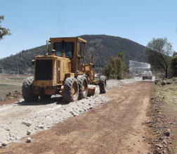 Construcción de base hidráulica en tramo carretero